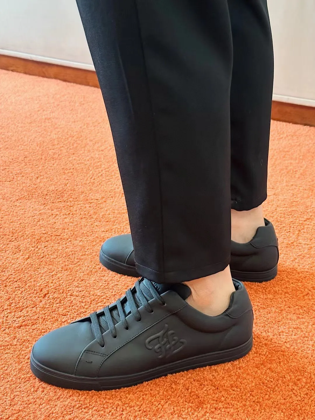 Factory price: 380💰 Fendi men's sports shoes - top version. In the corner, there is no limit to expression, highlighting the FF element cowhide to highlight personality, walking well! The brand letters are embossed with a cowhide label on the shoe mouth. Cowhide upper + cowhide stitching mesh lining + T men's men's shoes 💰U outsole Size: 38-44 (45 customized)